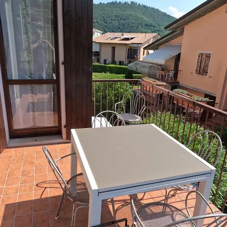 Con Piscina A Garda (Verona)